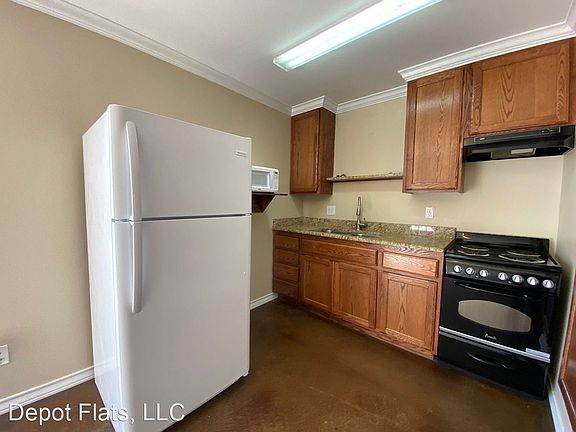 3rd image of 350 W Avenue L #10372073