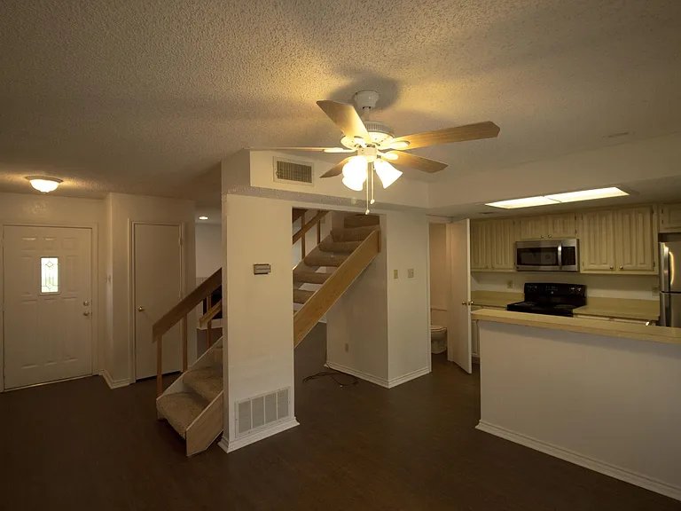 900 Kilkenny Ct #D — Photo 3