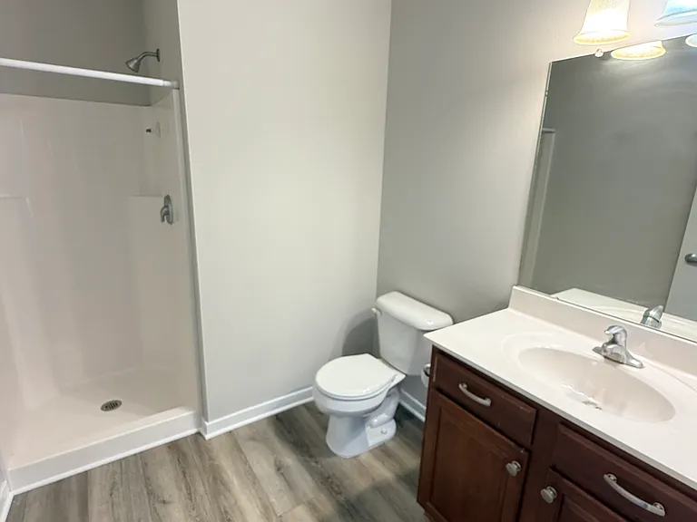 Full bath on 4th floor