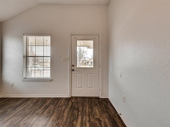 4th image of 3221 Hollycreek