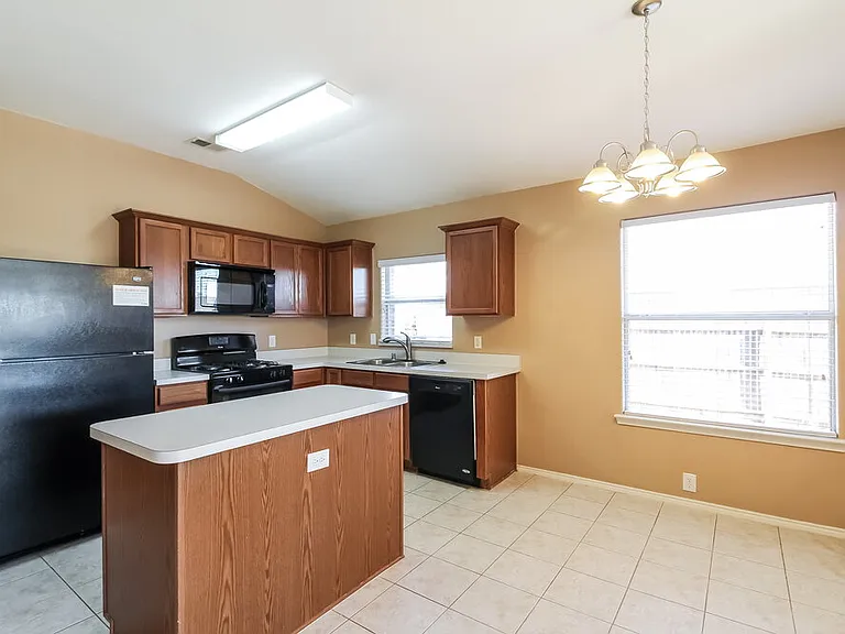 2204 Tailburton Ct — Photo 4