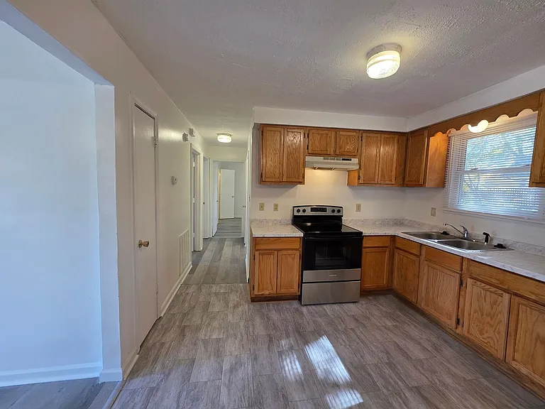 386 Elaine Dr — Photo 5