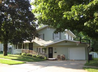 305 Cedar Dr, Pella, IA 50219