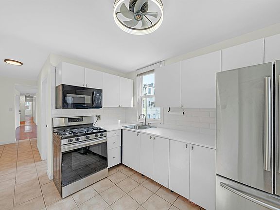 4th image of 811 Montgomery St APT 2L
