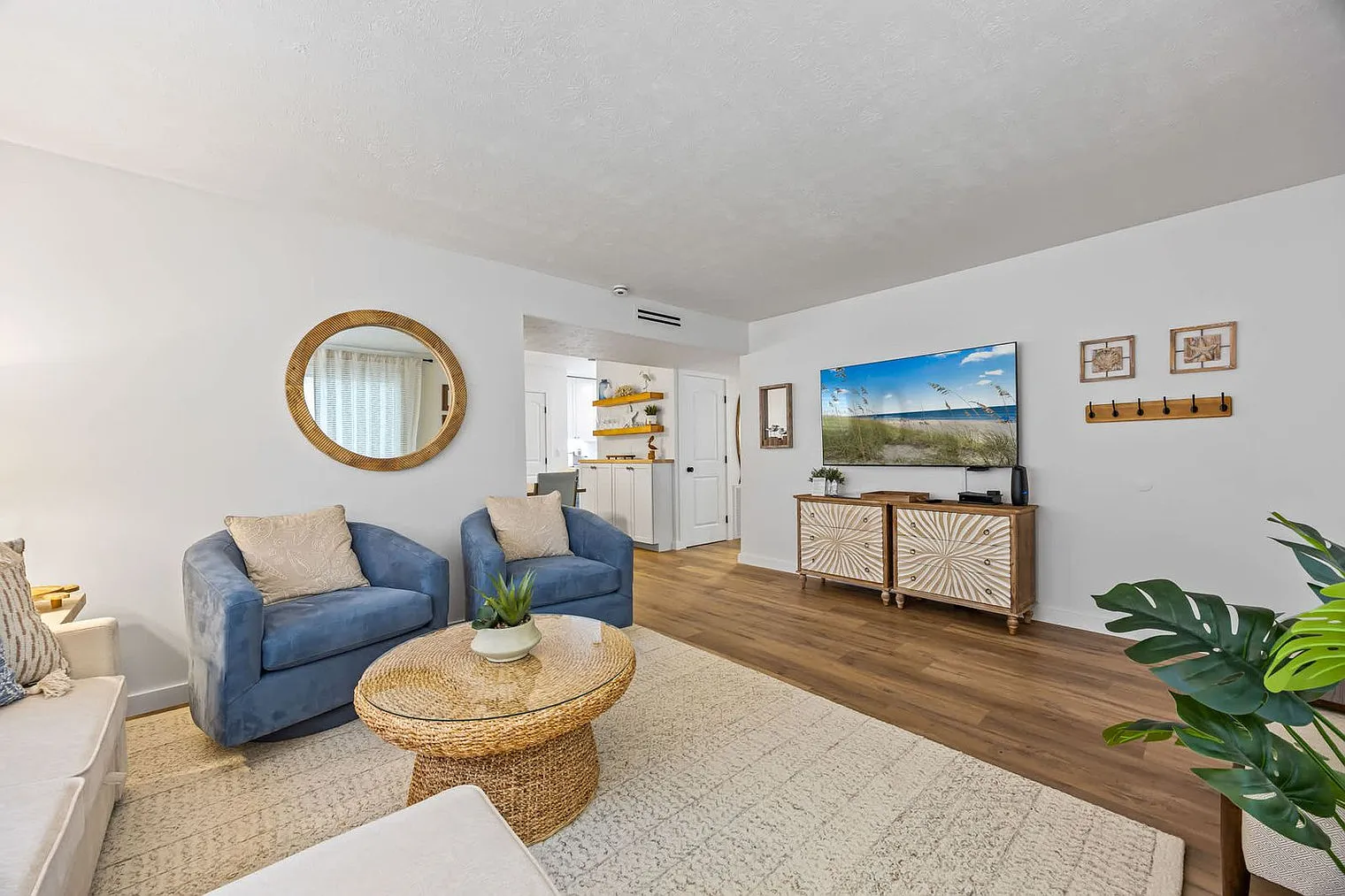 2 bed, 1.0 bath, 785 sqft, $3,317 — Photo 2