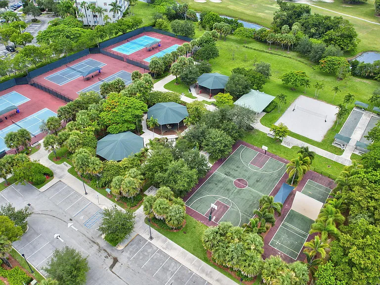 3050 N Palm Aire Dr #704 — Photo 43