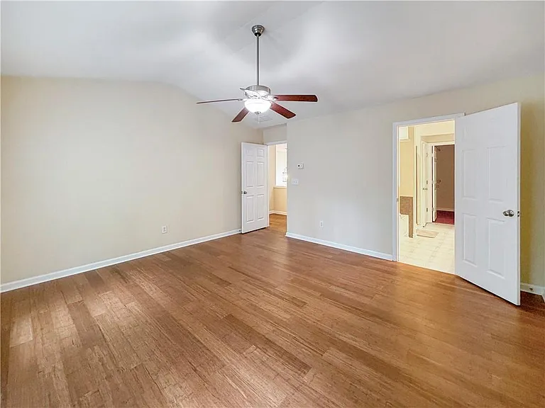 2380 Fairlie Dr — Photo 15