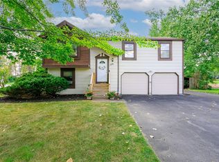 1270 Glen Carlyn Dr, Farmington, NY 14425