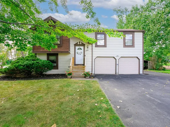 1270 Glen Carlyn Dr, Farmington, NY 14425