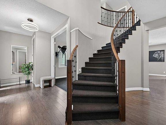 3rd image of 76 W Rainbow Falls Blvd