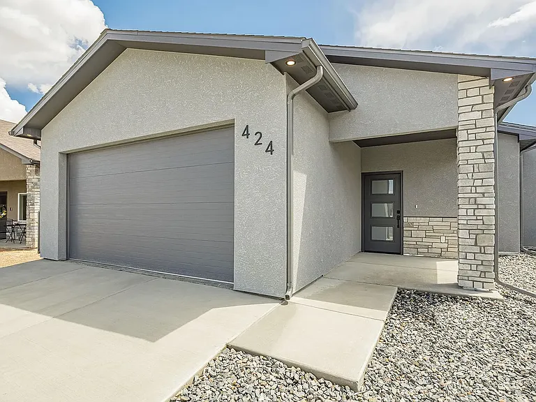 424 Iola Basin St — Photo 1