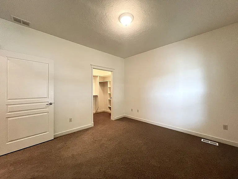 717 W Claire St — Photo 9