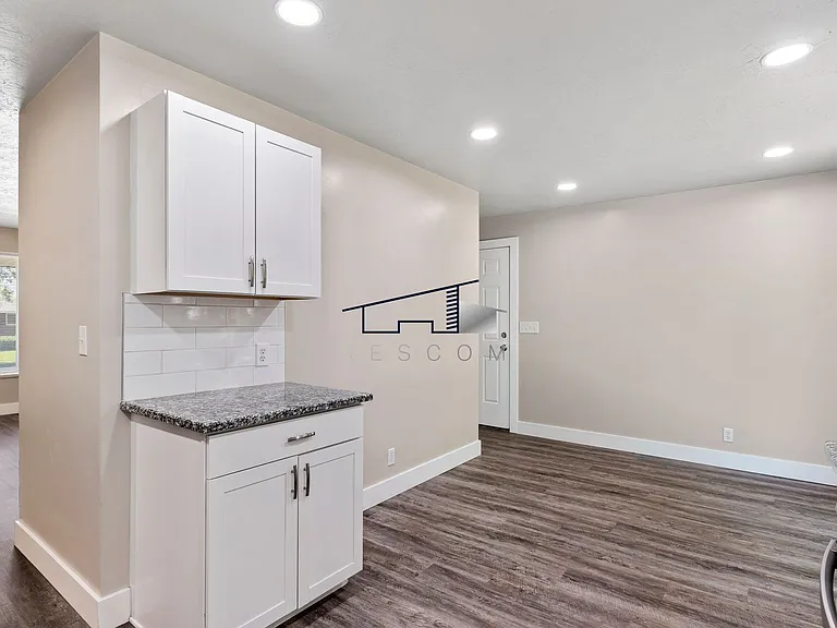 1334 Henderson Dr — Photo 12