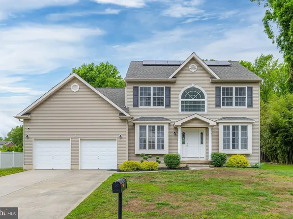 15 Castle Dr, Pennsville, NJ 08070