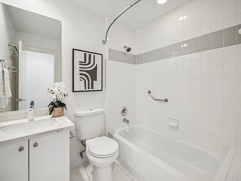 2508 Calumet St #E — Photo 23