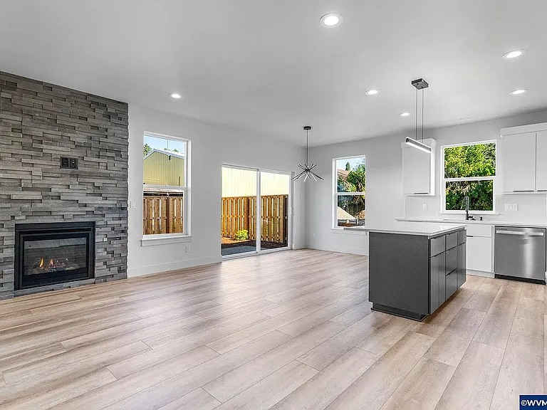 4827 Elvira St N — Photo 18