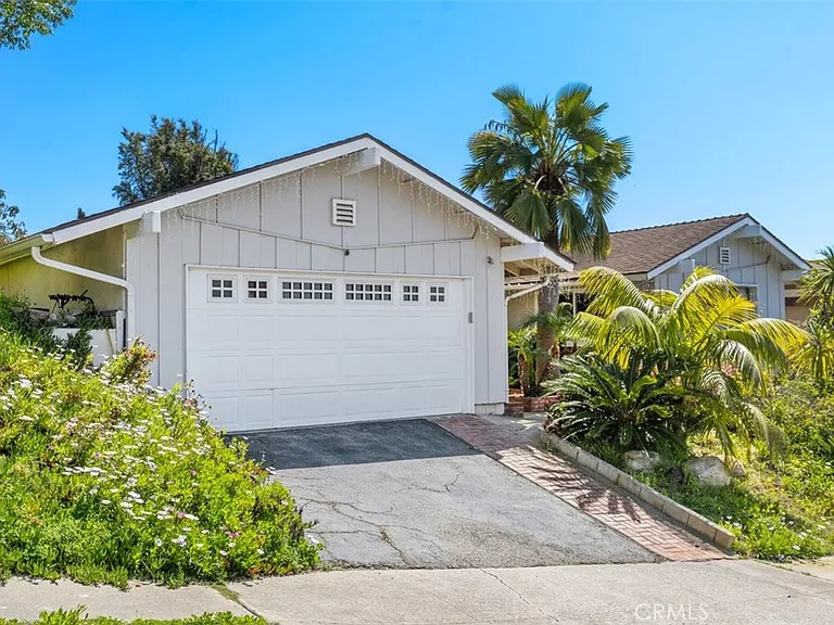 3068 Zell Dr — Photo 2