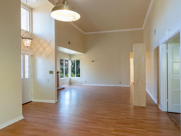 4th image of 664 Auburn Way