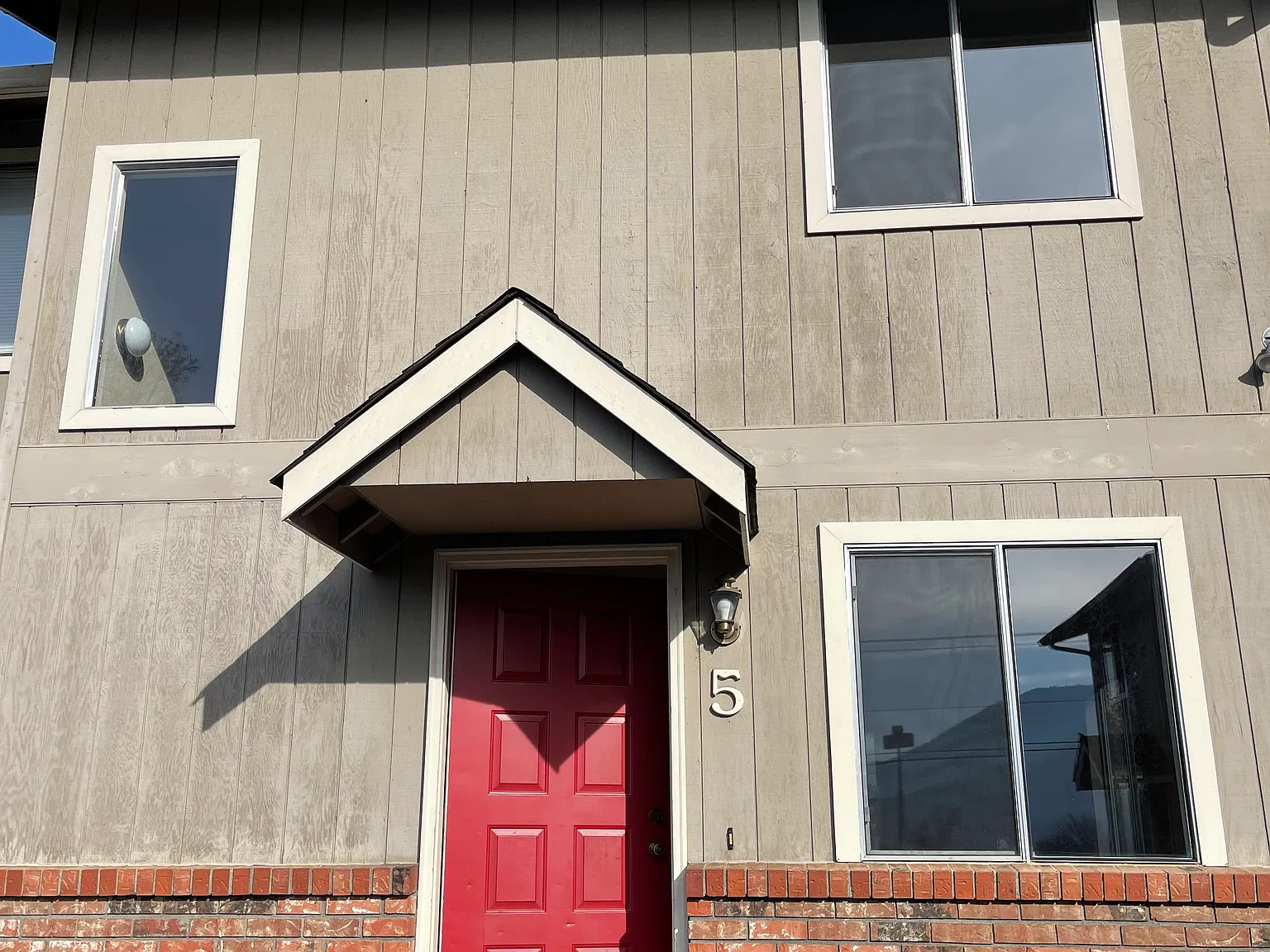 2088 NE Fairview Ave — Photo 1