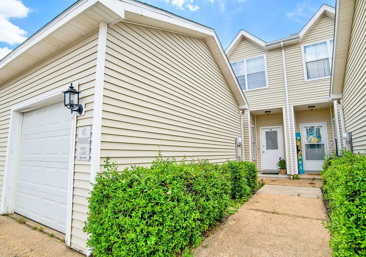 Spacious 2 Bed/2.5 Bath Townhome In Pool Condo Complex! — Photo 2