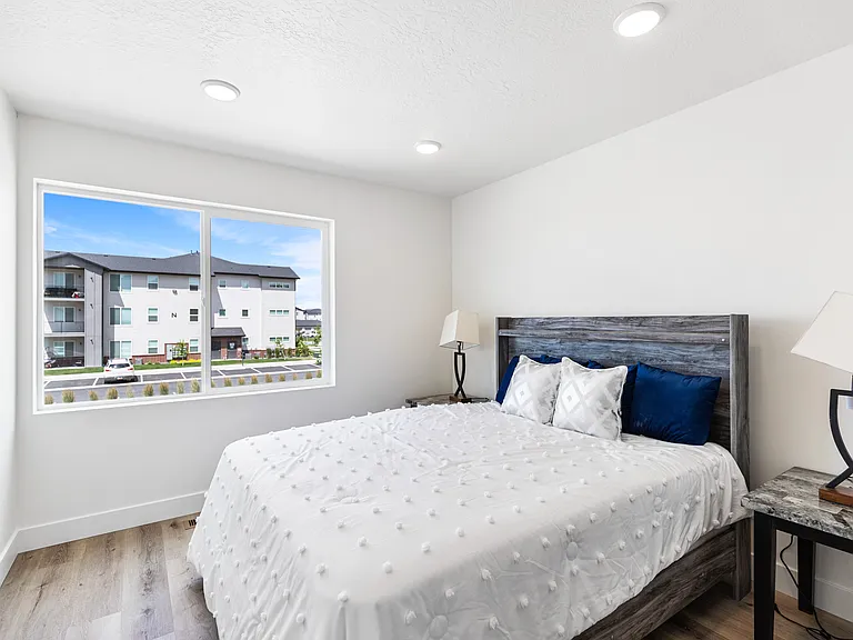 172 N 400 W #8 — Photo 2