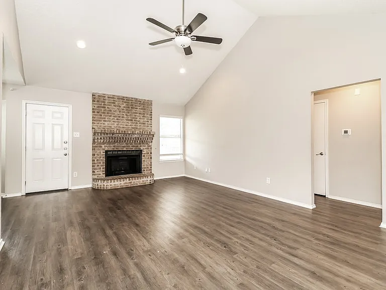 900 Vicksburg Ln — Photo 3
