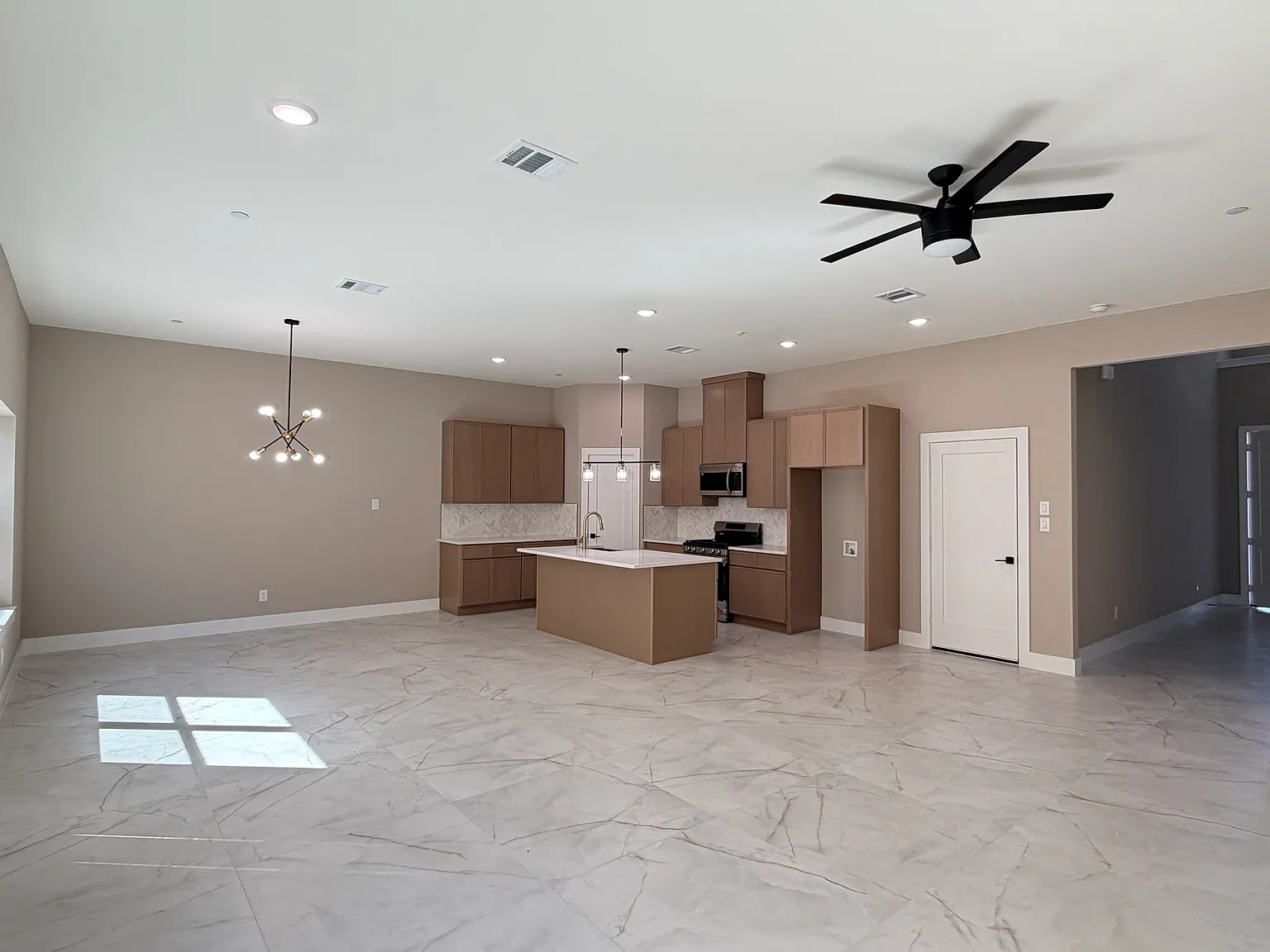 3 bed, 2.5 bath, 2103 sqft, $3,200 — Photo 3