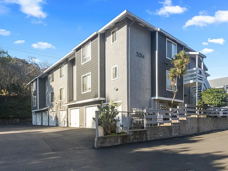 Redwood Creek Villas — Photo 1