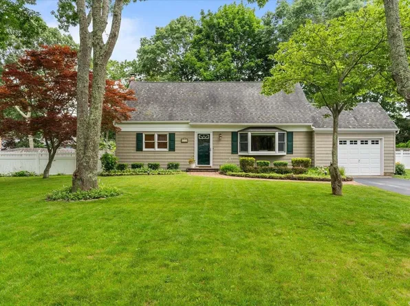 20 Riverdale Drive, Hampton Bays, NY 11946