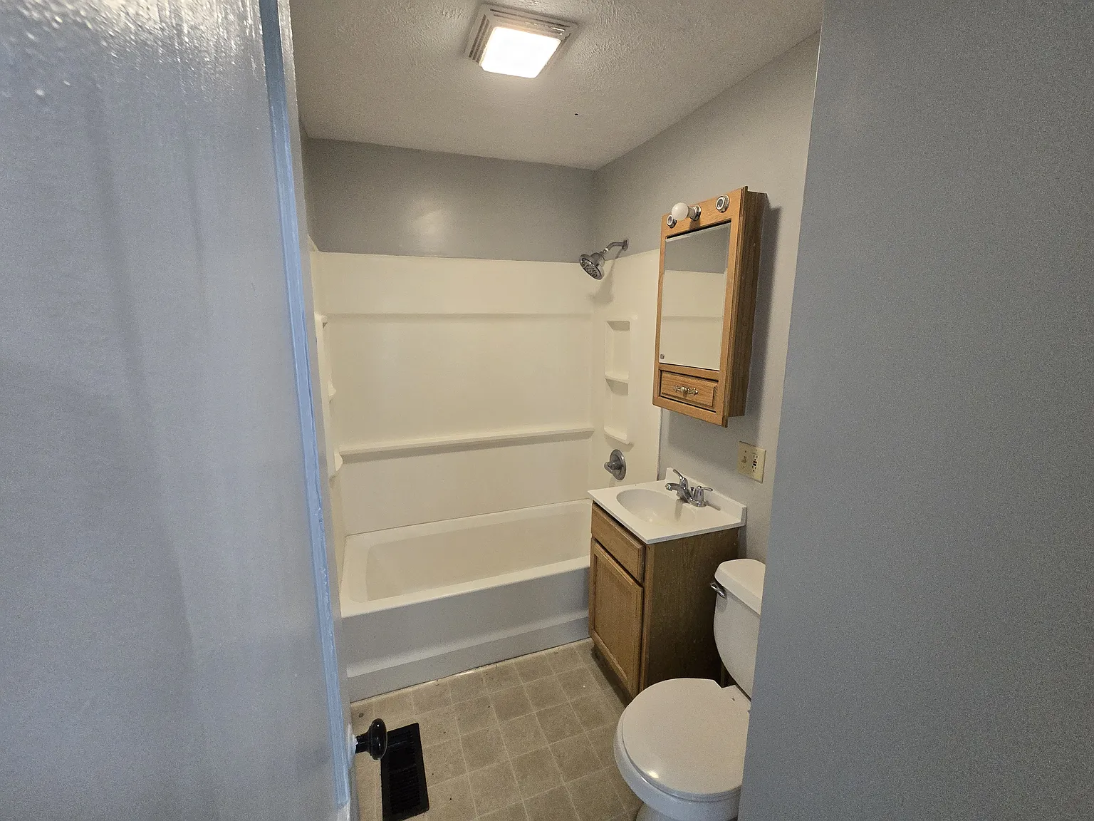 2 bed, 672 sqft, $1,100 — Photo 3