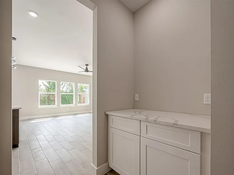 8128 Chateau St — Photo 23
