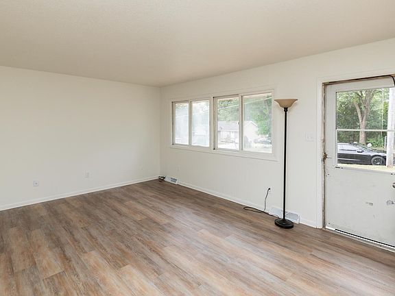 3rd image of 424 E Leach Ave
