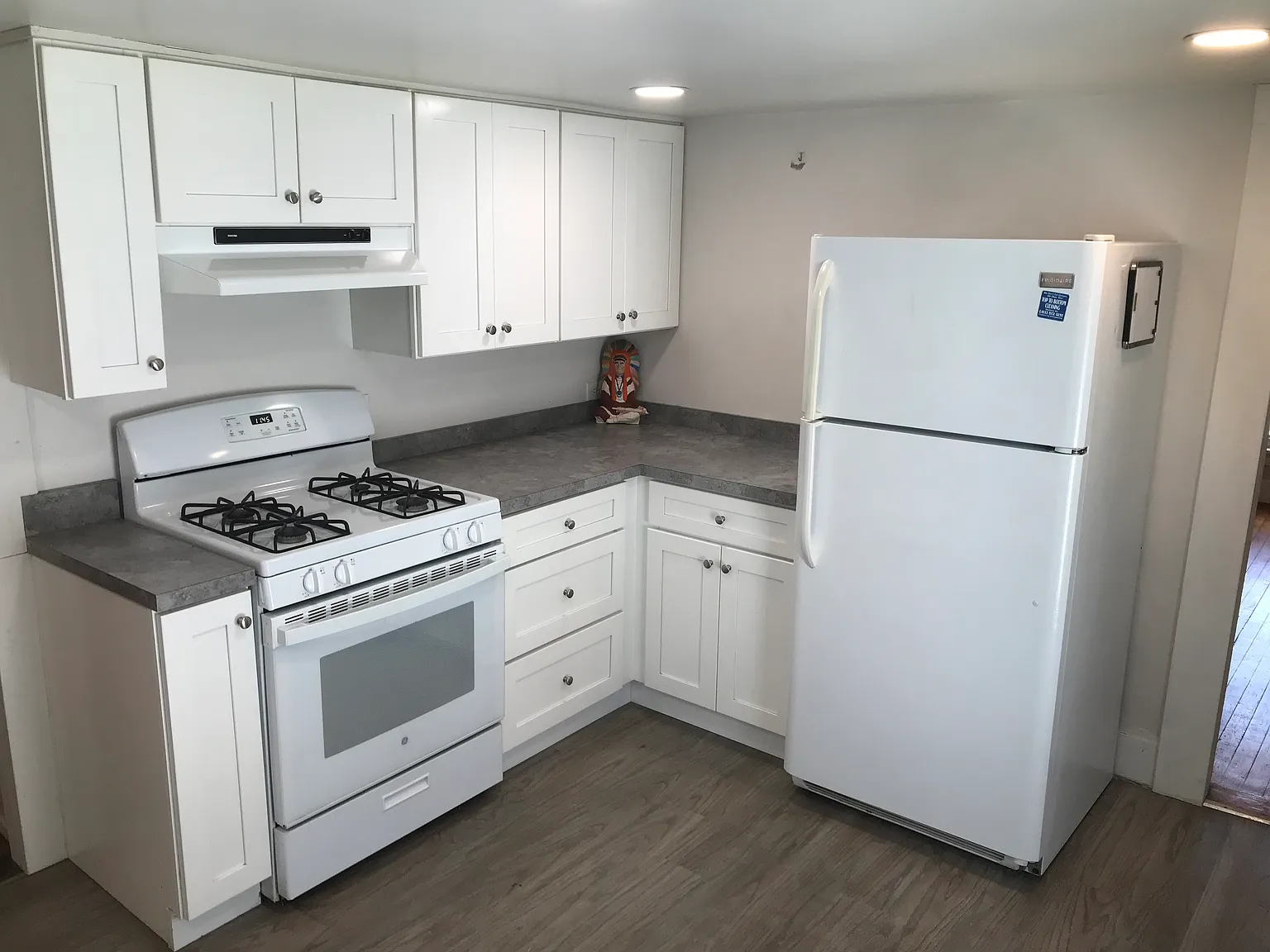 3 bed, 1000 sqft, $1,896 — Photo 4