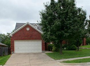 808 E Huitt Ln, Euless, TX 76040