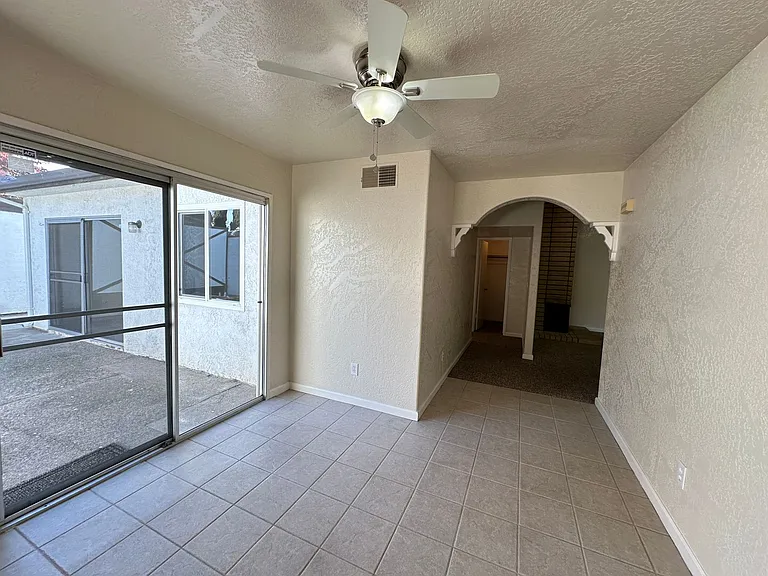 312 N Riverside Dr — Photo 9