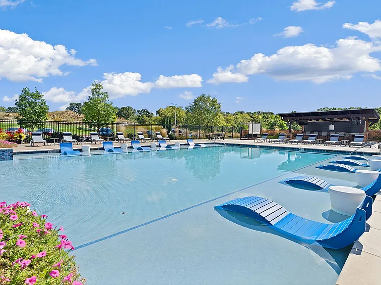 The resort-style fool features an in-water lounge ledge.