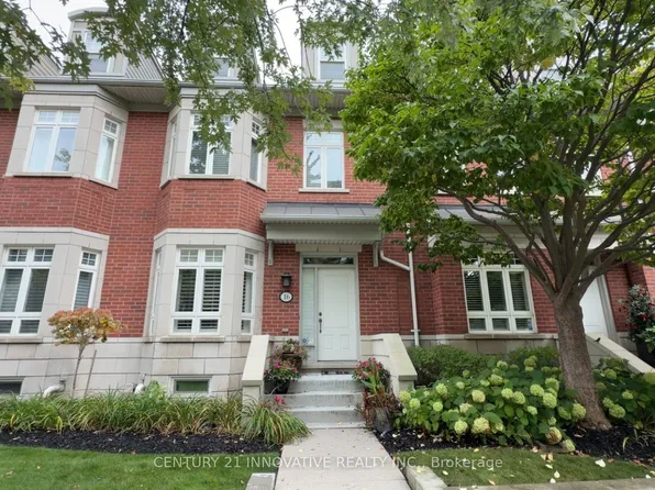 16 Saint Lawrence Dr, Mississauga, ON L5G 4V1