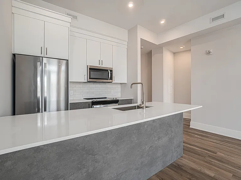 404 Eden Ave #202 — Photo 13