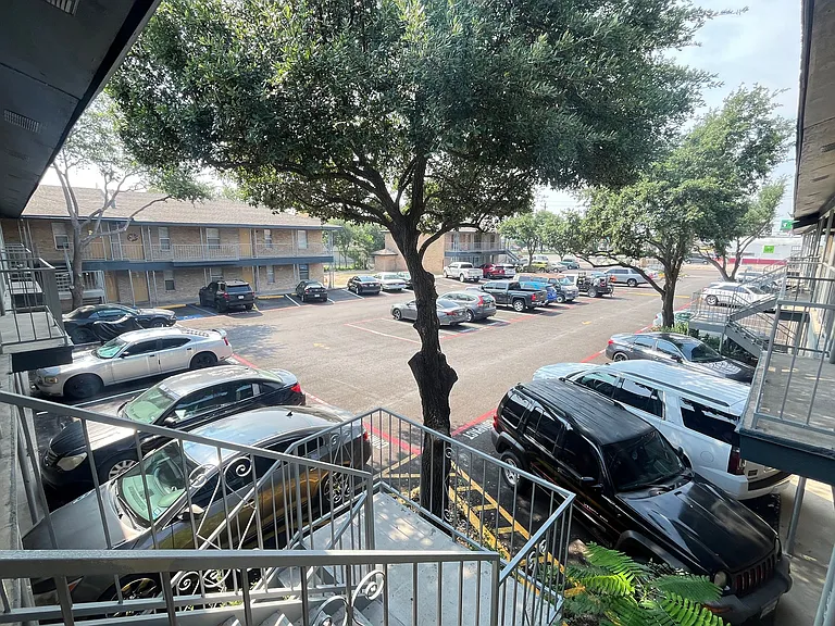 Town Oaks Apartments — Photo 1