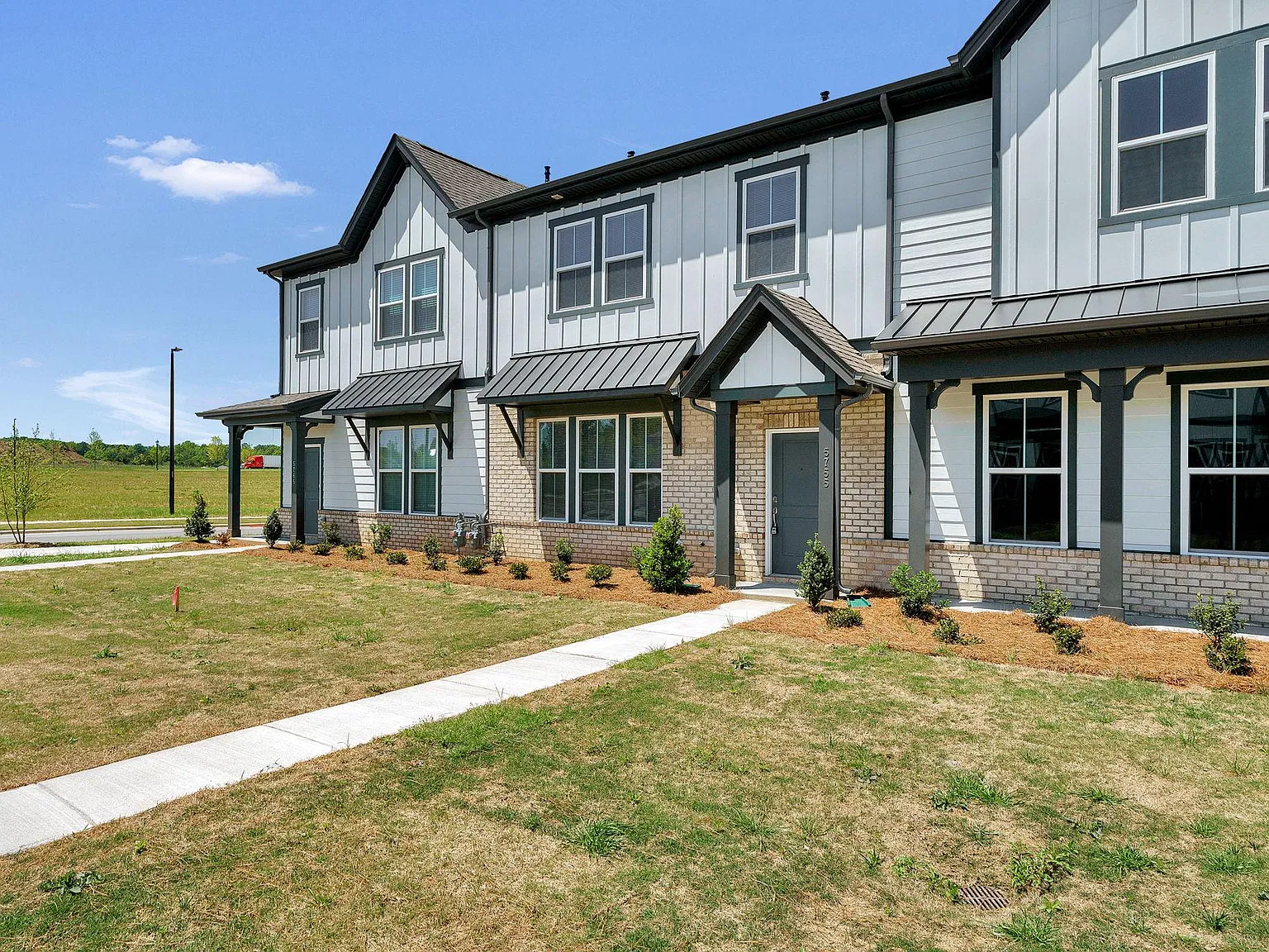 3 bed, 2.5 bath, 2001 sqft, $2,400 — Photo 3