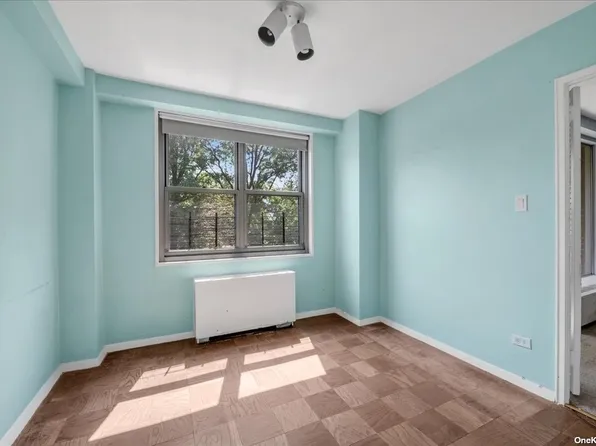 61-20 Grand Central Parkway image 18 of 23