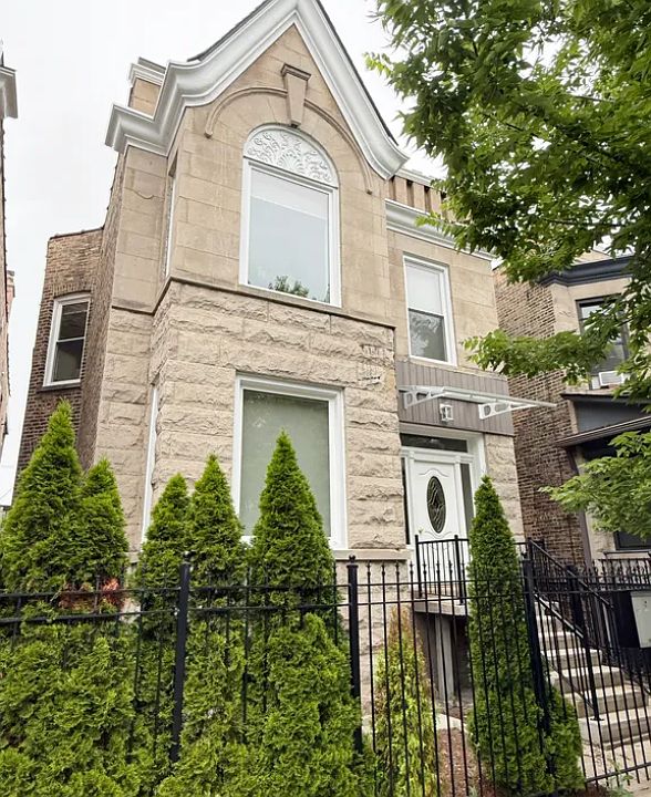 1st image of 4752 N Ashland Ave Floor 1
