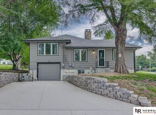 2702 Benson Gardens Blvd, Omaha, NE 68134