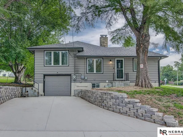 2702 Benson Gardens Blvd, Omaha, NE 68134