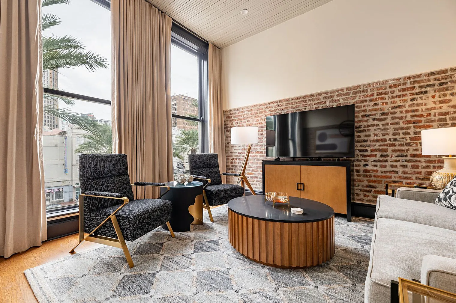 2 bed, 1.0 bath, 721 sqft, $5,745 — Photo 3