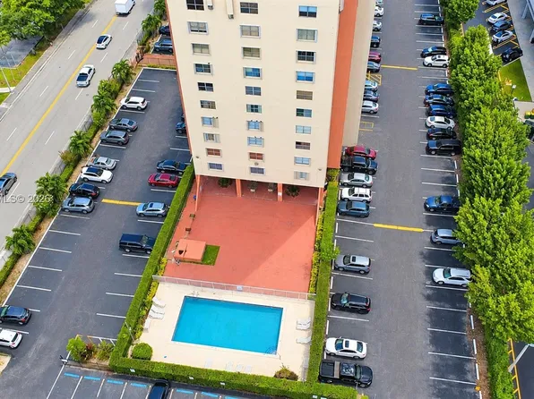 4675 W 18th Ct APT 902, Hialeah, FL 33012