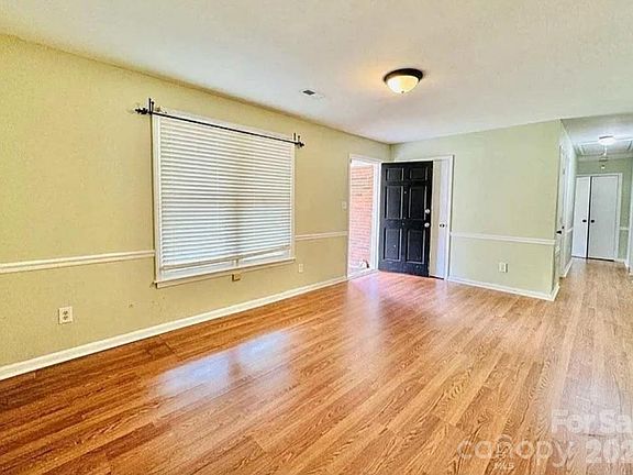 3rd image of 4824 Farm Pond Ln
