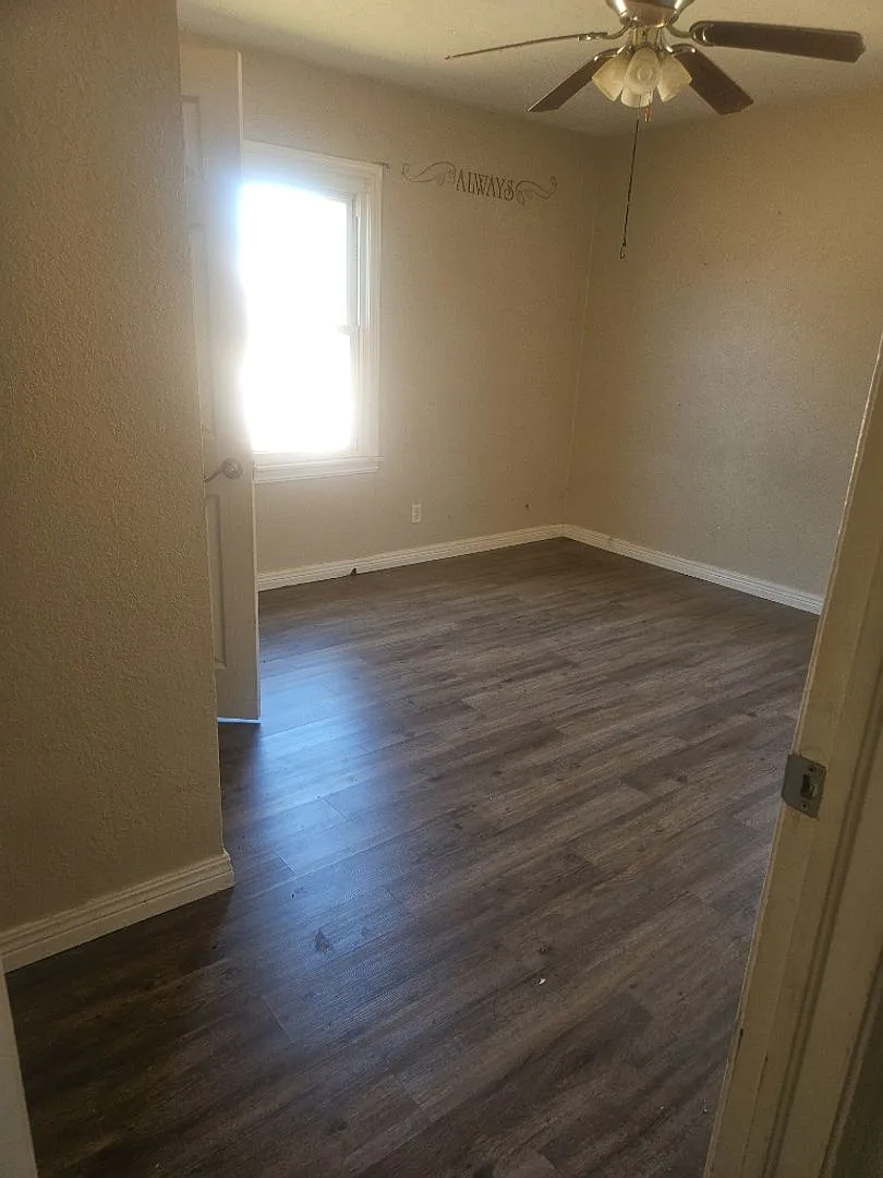 3 bed, 1.0 bath, 900 sqft, $975 — Photo 3