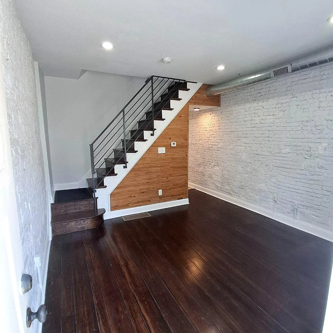 3 bed, 2.0 bath, 1280 sqft, $2,050 — Photo 2