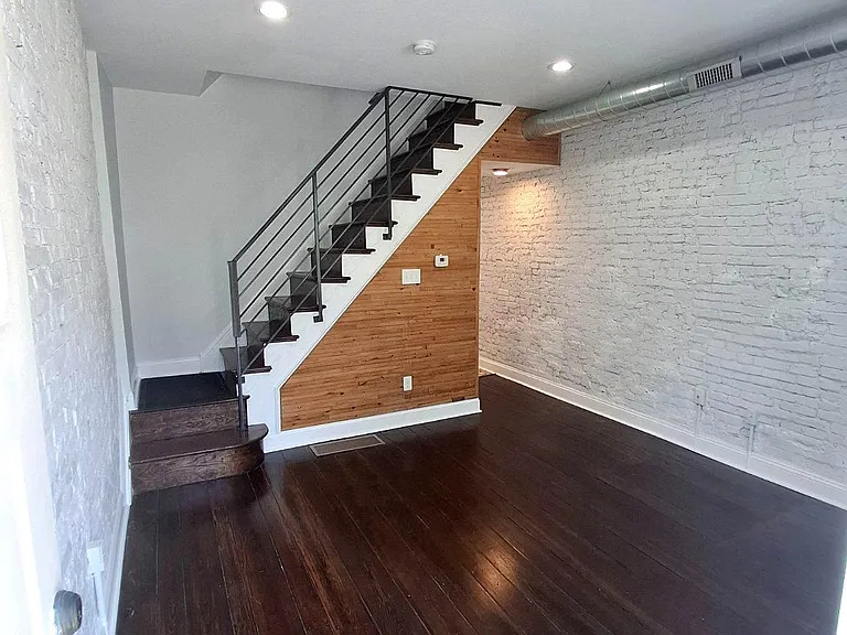 2628 E Harold St — Photo 2